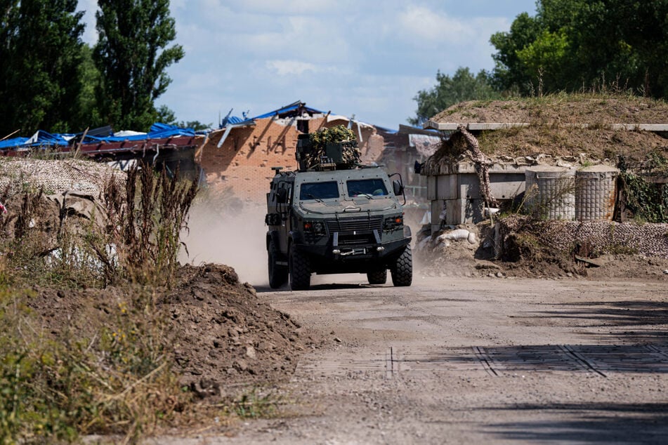 Ein ukrainisches Panzerfahrzeug fährt an der russisch-ukrainischen Grenze nahe Sumy entlang.