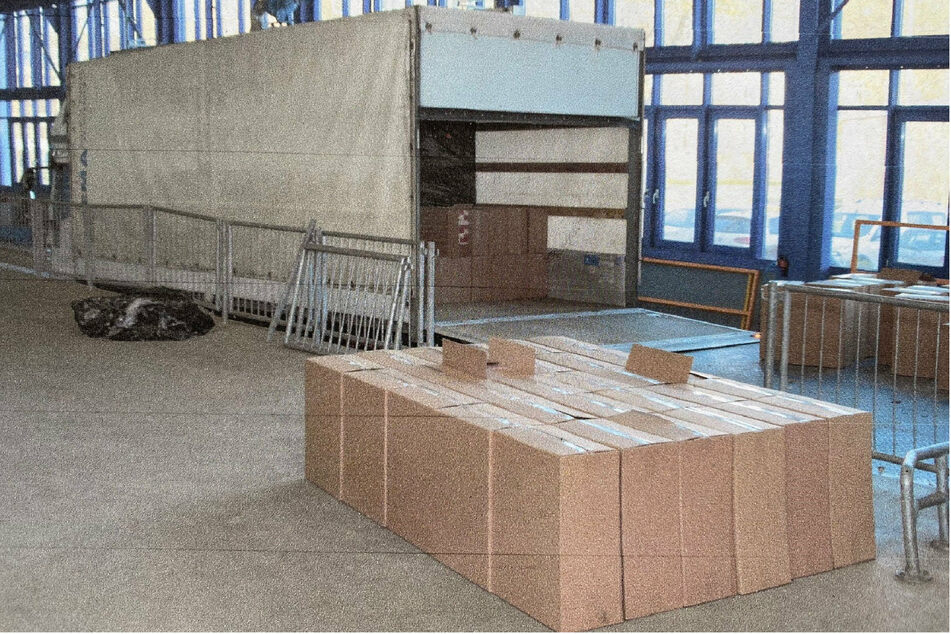 Deutsche Zöllner haben 400 Kartons mit jeweils 50 Stangen unverzollter und unversteuerter Zigaretten mit englischen Warnhinweisen gefunden.