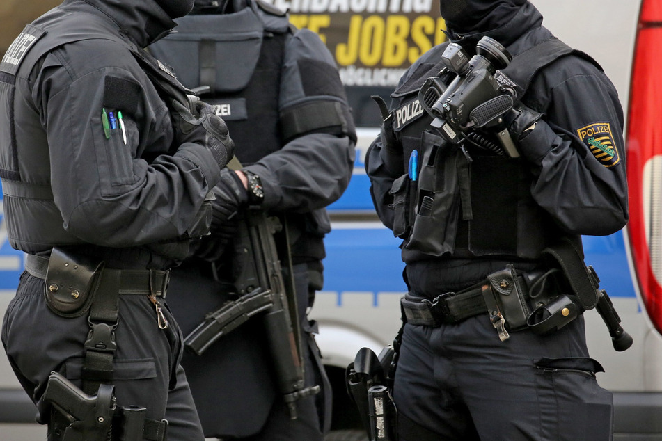 Bei einer Razzia in Jena haben Spezialkräfte der Polizei am Mittwoch einen 24-Jährigen festgenommen.