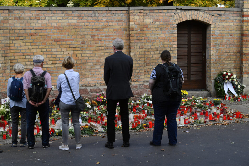 Trauernde vor der Synagoge in Halle, die der Neo-Nazi Stephan Balliet im Oktober 2019 versucht hatte zu stürmen. Der U-Ausschuss zum Anschlag von Halle hat am Freitag sein Ergebnis vorgelegt.