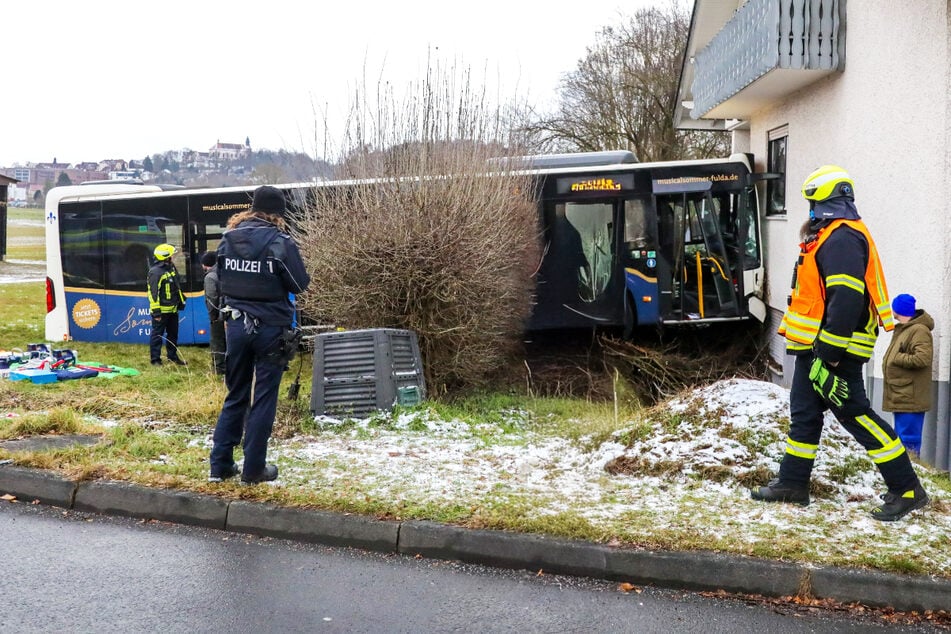 In Fulda ist ein Bus gegen ein Haus gerollt.