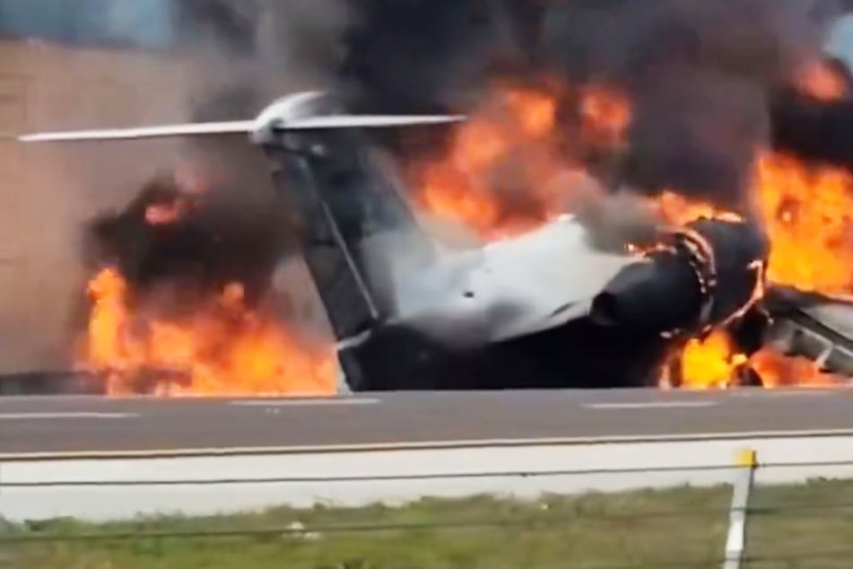 Horror-Szenen auf Autobahn: Flugzeug muss notlanden, zwei Menschen sterben