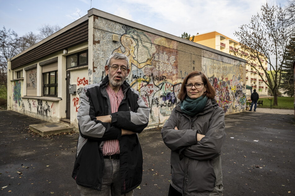 Der Bürgertreff "Bei Heckerts" ist durch Baufälligkeit bedroht: Leiter Jan Schulze (57) und Linken-Stadträtin Sabine Brünler (37) setzen sich für den Erhalt ein.