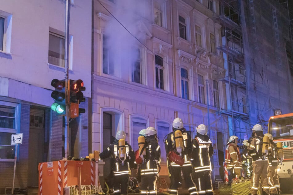 Wohnungsbrand in Köln-Mülheim: Feuerwehr rettet vier Menschen aus den Flammen