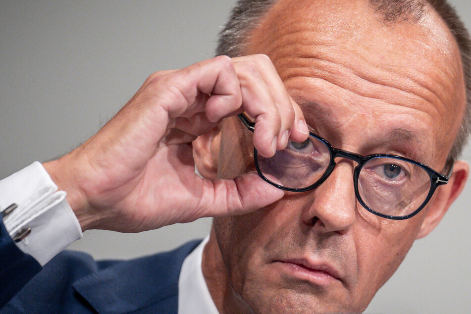 CDU-Chef Friedrich Merz (66) sieht am Dienstag einen wahren Shitstorm über sich hinwegziehen.