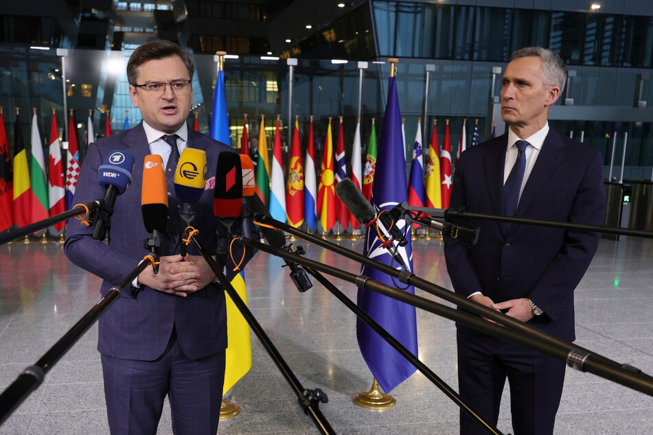 Außenminister Dmytro Kuleba (l.) und Nato-Generalsekretär Jens Stoltenberg beim Treffen der Nato-Außenminister im Nato-Hautquartier in Brüssel.