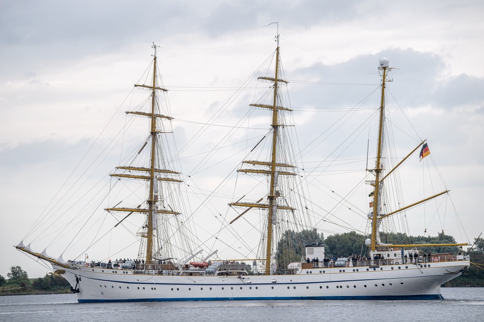 Die "Gorch Fock" fährt aus dem Hafen. Vor der Rückgabe an die Marine hat das Segelschulschiff eine zweite Probefahrt absolviert.