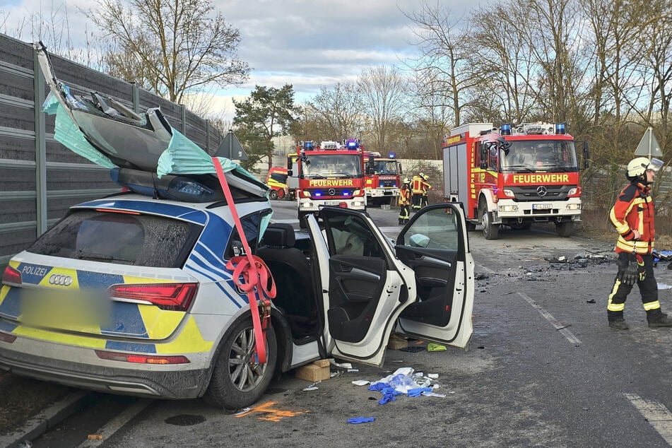 Vier Personen erlitten Verletzungen, auch ein Polizeiwagen war an dem Unfall beteiligt.