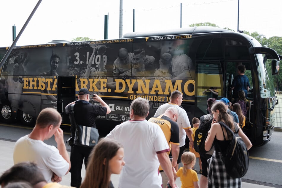 Deshalb stehen die Leute am Sonntag (28.7.) vor dem Dynamo-Bus Schlange