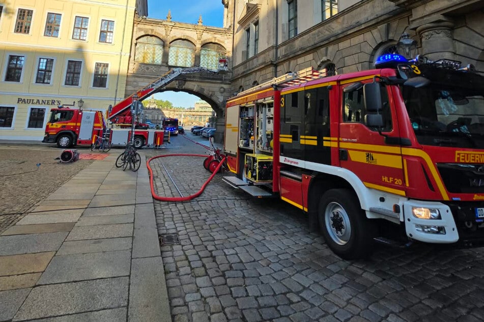 Dresden: Großer Feuerwehreinsatz am Residenzschloss: Was ist hier los?