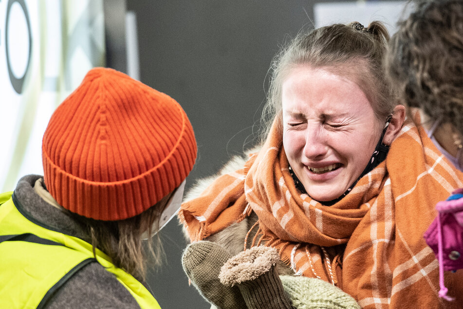 Zwei Helferinnen kümmern sich im Hauptbahnhof um eine weinende Frau aus der Ukraine.