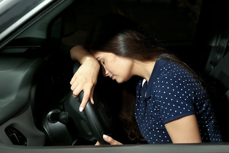 Plötzlich fallen die Augen während der Fahrt zu: Schätzungen zufolge ist jeder vierte tödliche Autounfall auf Sekundenschlaf zurückzuführen. (Symbolbild)
