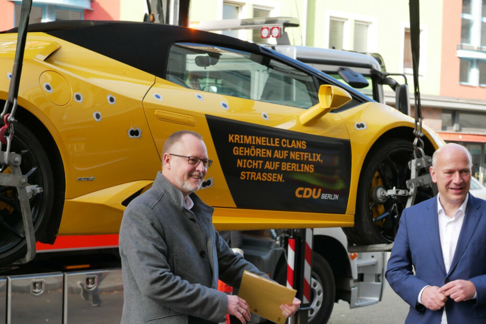 CDU-Landeschef Kai Wegner (48, r.) und Neuköllns Gesundheitsstadtrat Falko Liecke (47, CDU) stehen vor einem gemieteten Lamborghini mit aufgeklebten Einschusslöchern. Die sogenannte Lamborghini-Affäre brachte Wegner zwei Privatanzeigen ein.