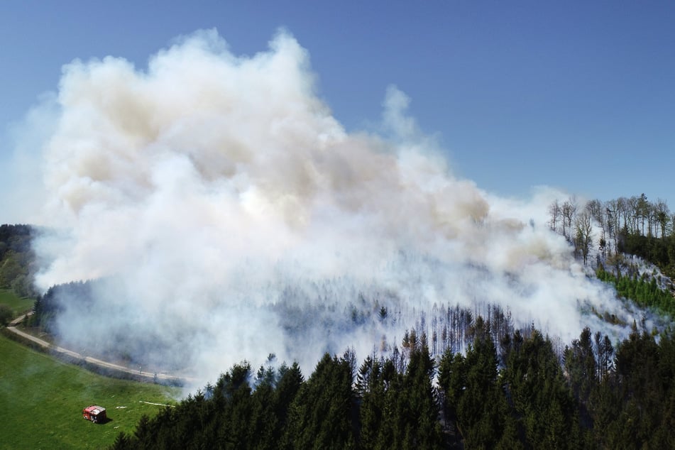 Rauch steht über einem brennenden Waldstück bei Gummersbach.