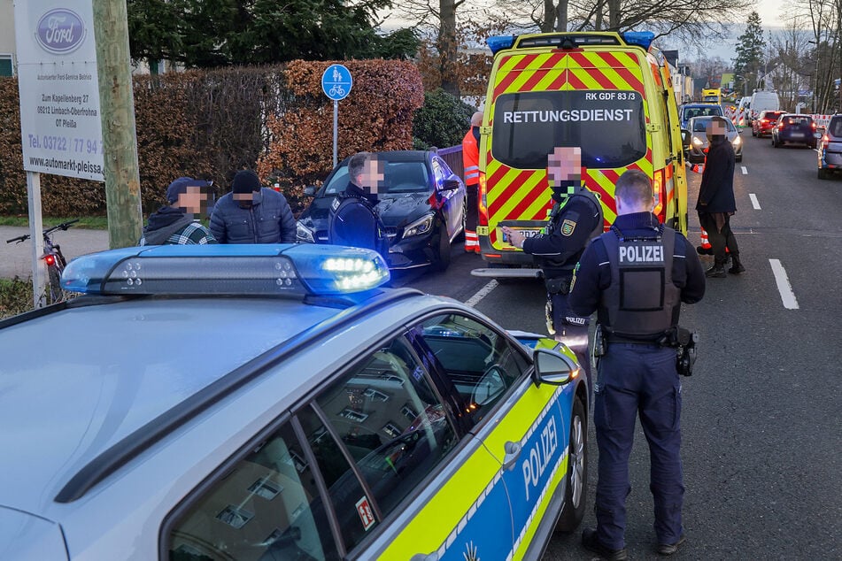 Nach dem Unfall staute es sich auf der Hohensteiner Straße in beide Richtungen.