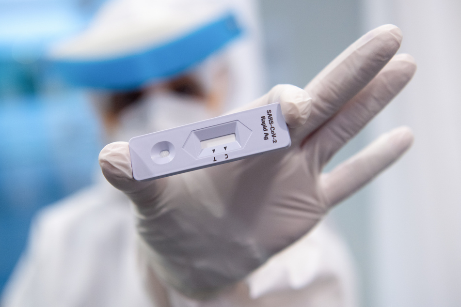 Ein Coronavirus-Antigen-Schnelltest. Die Infektionszahlen in Deutschland steigen wieder an.