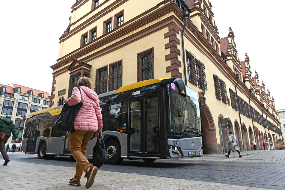 Immer wieder zuckeln auf der vollelektrischen Linie 89 "Dieselbusse" durch Leipzigs gute Stube.