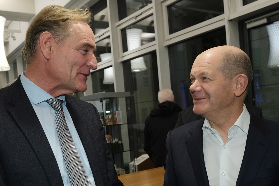 Scholz war am Freitag bei einer Veranstaltung in Leipzig zu Gast und traf auch Oberbürgermeister Burkhard Jung (64, SPD, l.).