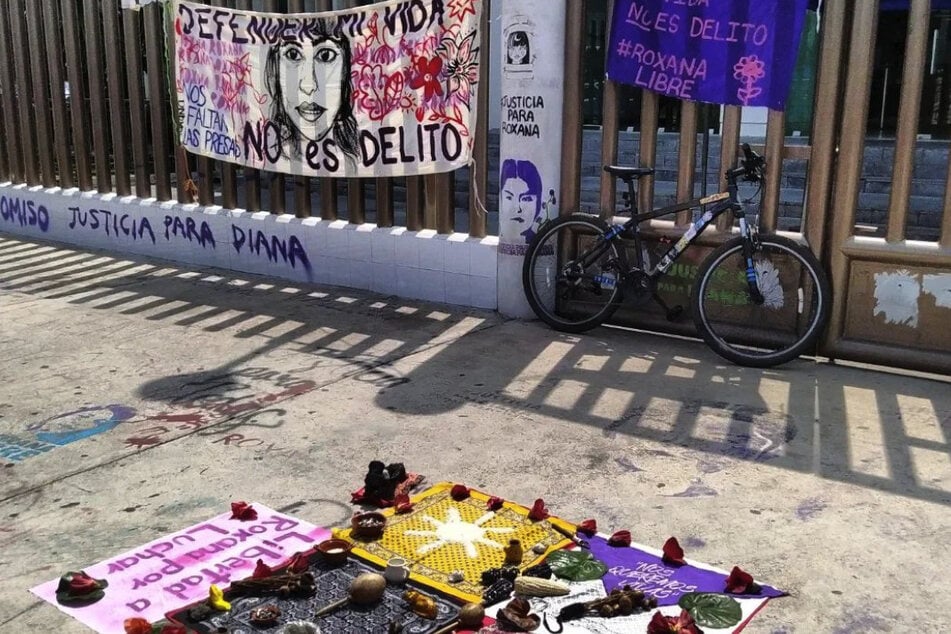 Mit Plakaten, Bildern und Graffitis forderten feministische Gruppierungen Gerechtigkeit für Roxana.