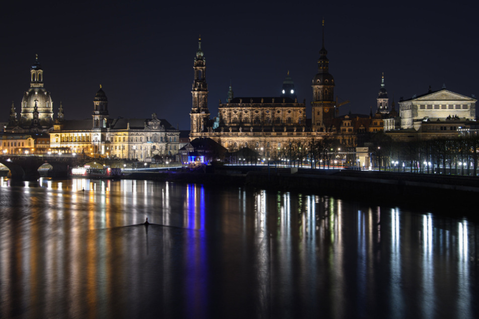 Der Himmel über Dresden soll auch in der Silvesternacht dunkel bleiben.