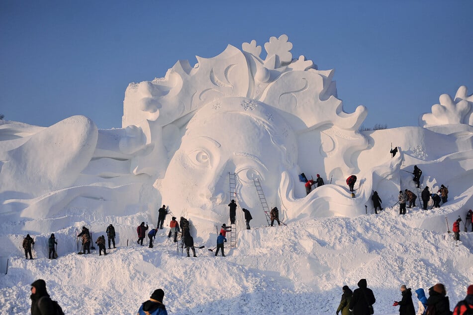 Die enormen Eisskulpturen wurden in mühevoller Arbeit von Hunderten Freiwilligen aus eigens herbeigeschafften Eisblöcken geschnitzt.