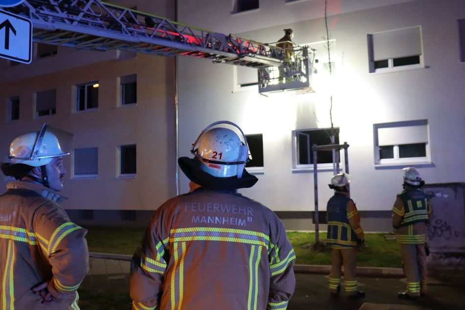 Der Bewohner musste gerettet werden. Die anderen Hausbewohner konnten nach Ende der Löscharbeiten wieder in ihre Wohnungen.