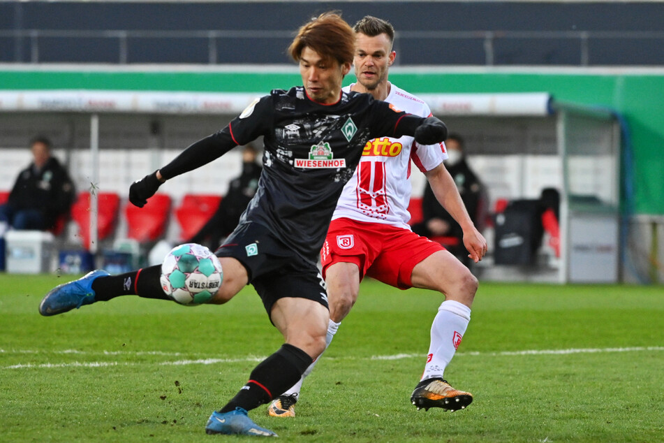 Das goldene Tor: Werder-Angreifer Yuya Osako (l.) nahm den Chip-Pass von Marco Friedl (nicht im Foto) mit der Brust an und schoss ihn in einer fließenden Bewegung in die linke untere Ecke.