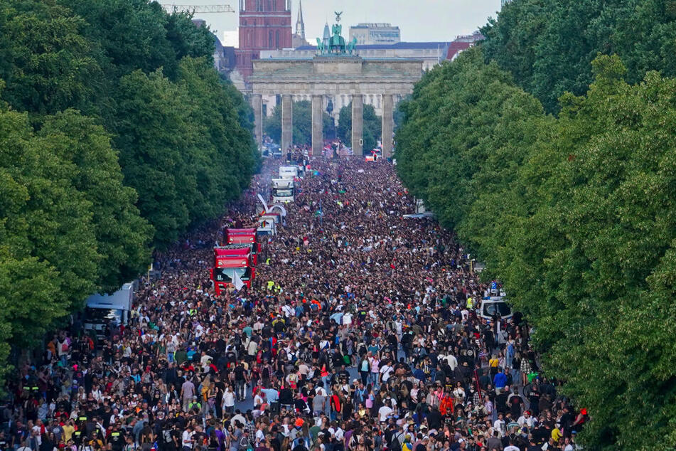 Am Samstag haben sich mehr als 200.000 Feiernde bei "Rave the Planet" durch die Innenstadt von Berlin getanzt.