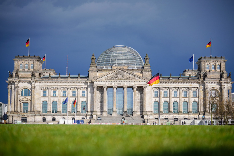 Das Berliner Reichstagsgebäude. In der Bundestagssitzung am Mittwoch wird erneut über das geplante Sondervermögen für die Bundeswehr beraten. Weiterhin spielt die Frage eine wichtige Rolle, ob schwere Waffen an die Ukraine geliefert werden sollen.