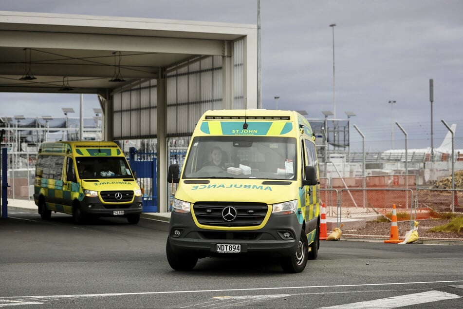 Mehrere Rettungswagen transportierten die verletzten Personen vom Flughafen Auckland International in die Klinik.