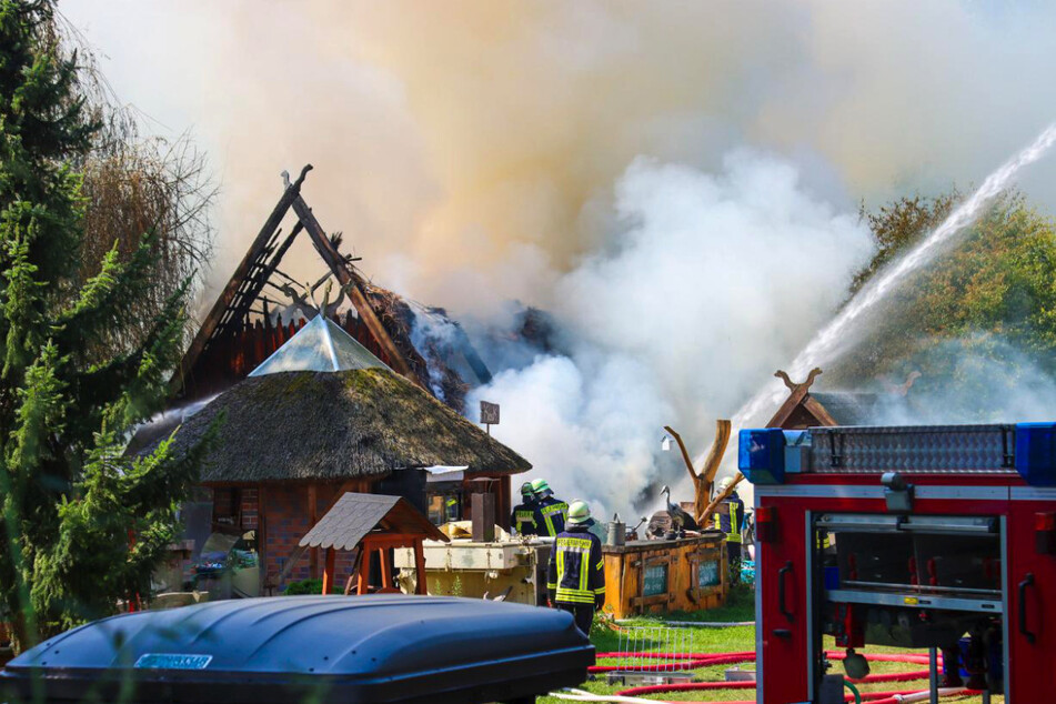 Die Feuerwehr rückte mit Stahlrohren an, um das Feuer auf einem Hof in Burg (Spreewald) unter Kontrolle zu bringen.