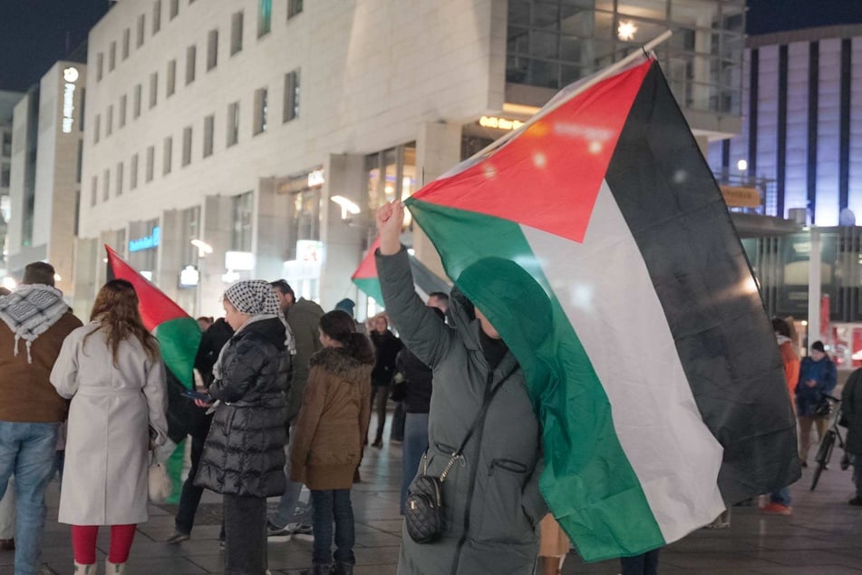 Demo-Teilnehmer zeigten Palästina-Fahnen.