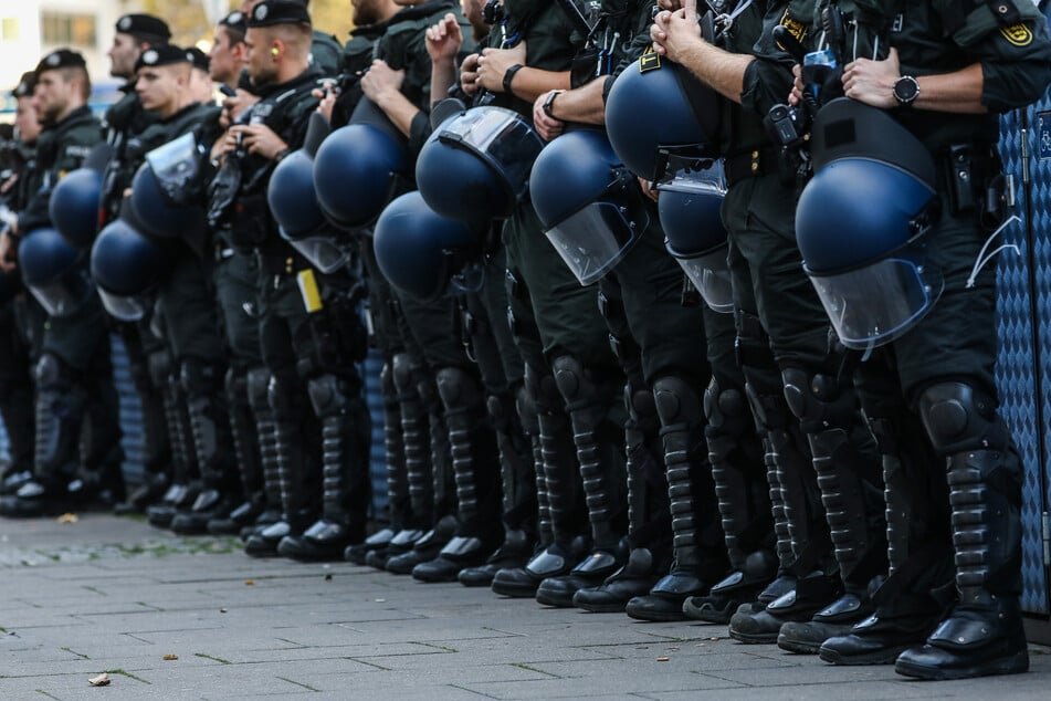 Einige Polizisten wurden bei der Demonstration am Freitagabend in Stuttgart körperlich angegangen. (Symbolbild)