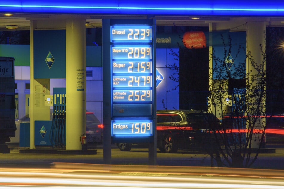 Mann überfällt Tankstelle - Maskiert als Opa