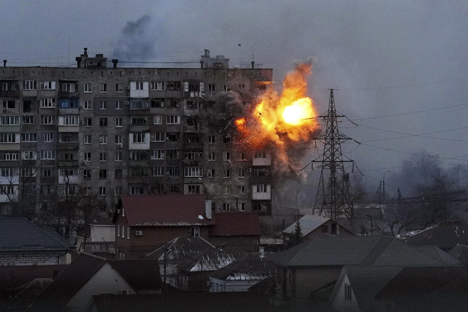Ein Geschoss eines russischen Panzers schlägt in ein Wohnhaus in Mariupol ein. Die Stadt ist von russischen Truppen eingeschlossen.