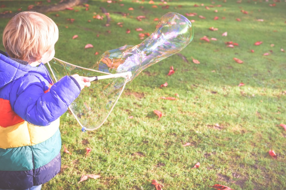 Riesenseifenblasen lassen sich mit einer einfachen Konstruktion machen.
