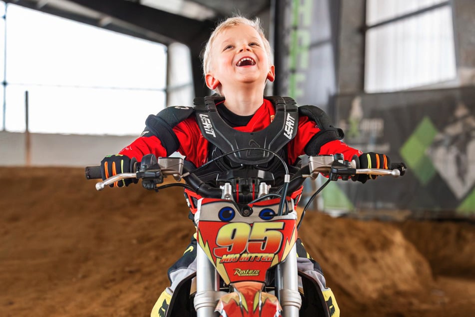 Mio (3) steigt drei- bis viermal pro Woche auf sein Motorrad und trainiert.
