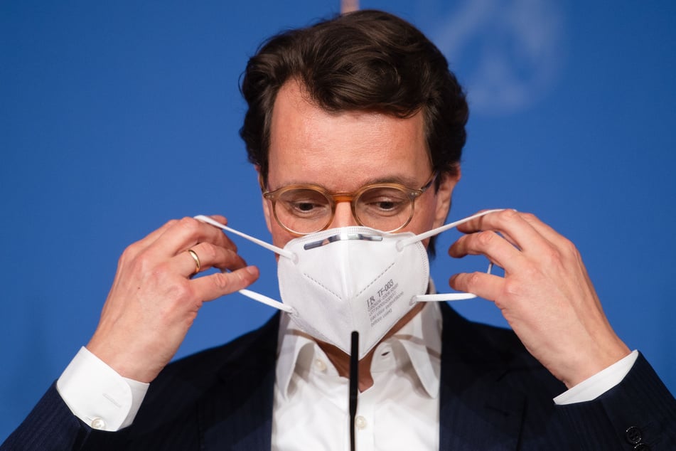 NRW-Ministerpräsident Hendrik Wüst (46, CDU) zieht sich eine FFP2-Maske auf.