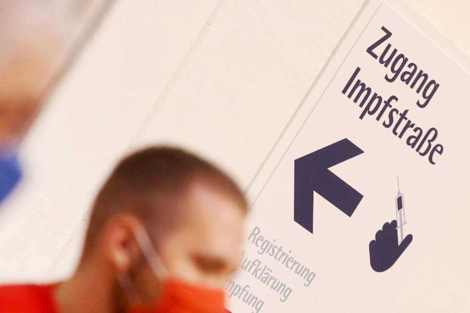Beim Start der Terminvergabe für Corona-Impfungen an ältere Menschen hat es Probleme gegeben. Beide Hotline-Telefonnummern und die Webseite waren überlastet. (Symbolbild)