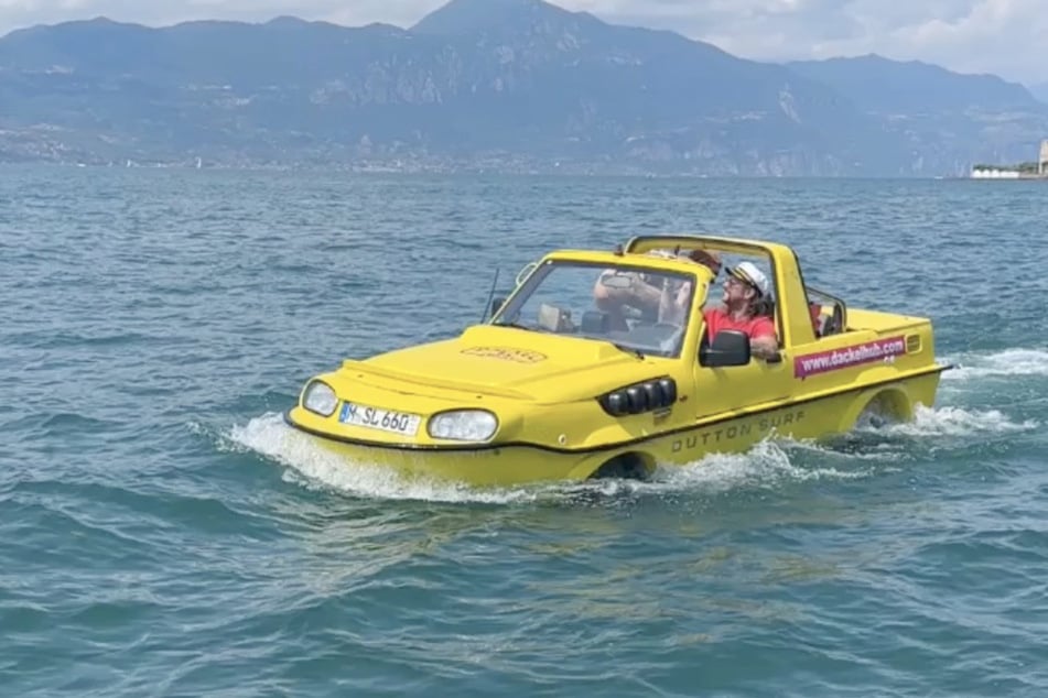 Dackel Rudi und Daniel Schulze-Lessel (35) wollen mit einem Amphibienfahrzeug durch die Kanäle Venedigs gondeln.