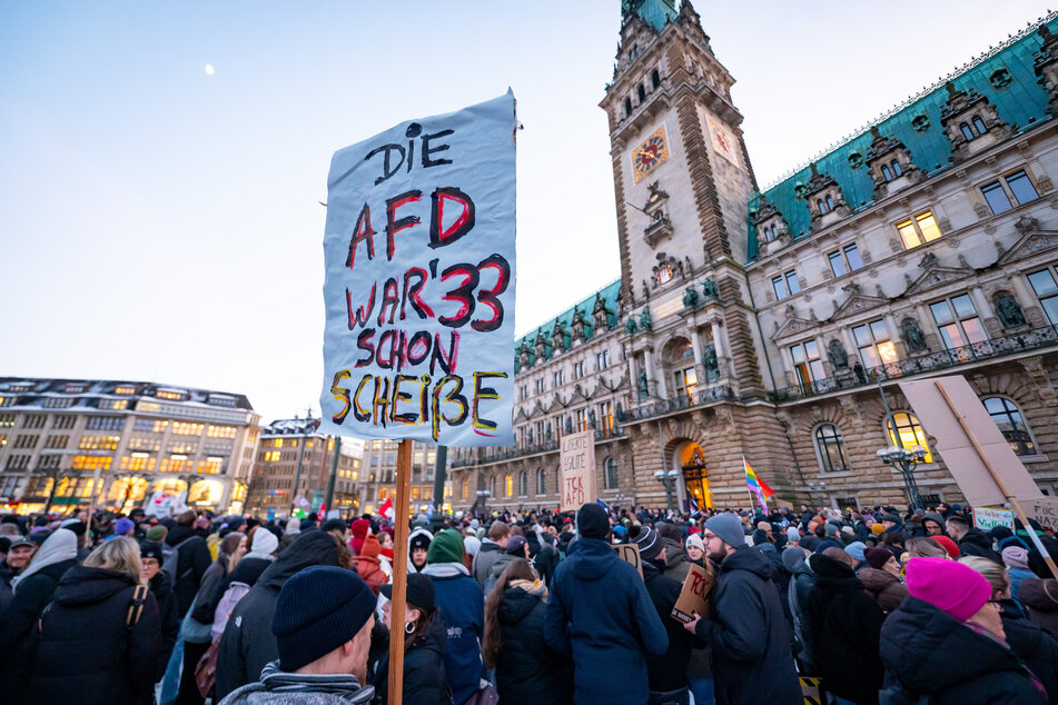 Am Freitag versammelten sich bereits Zehntausende vor dem Hamburger Rathaus, um gegen die AfD zu demonstrieren.