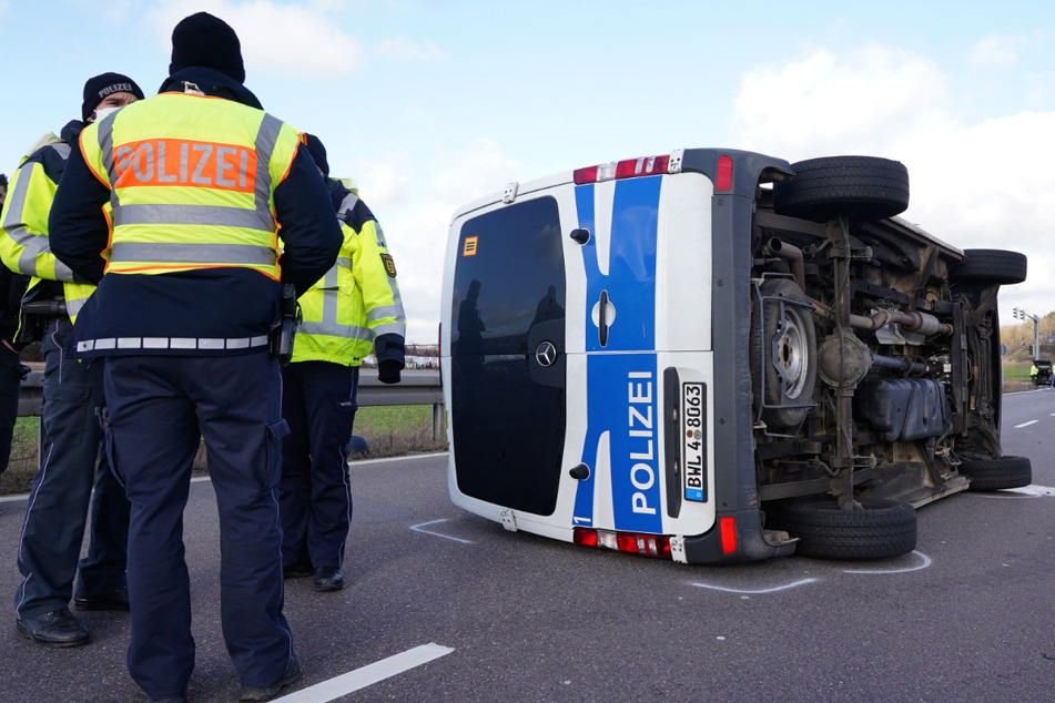 Vier Polizisten wurden bei dem Unfall in Renningen verletzt.