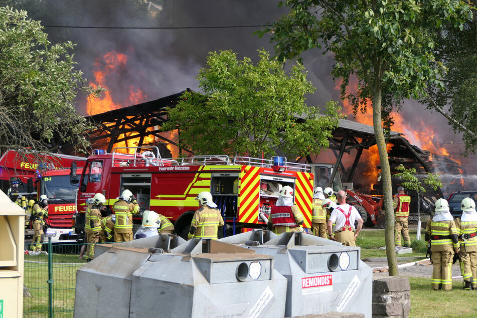 Zahlreiche Feuerwehren des Landkreises Leipzig waren am Montag im Grimmaer Ortsteil Roda gefordert. Dort brannte ein Holzunterstand.