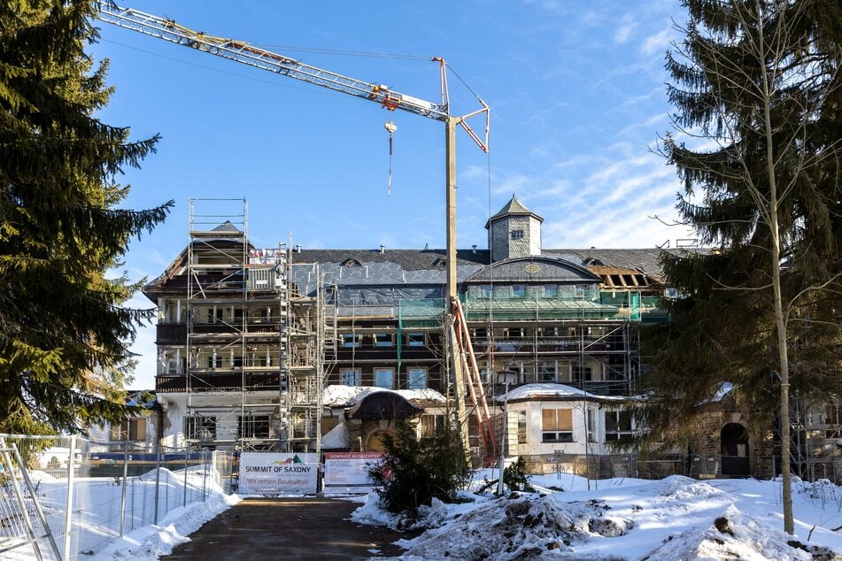 Endlich wurde das alte Gebäude gerettet: Das Sporthotel in Oberwiesenthal wird wieder saniert und soll künftig Gäste beherbergen.