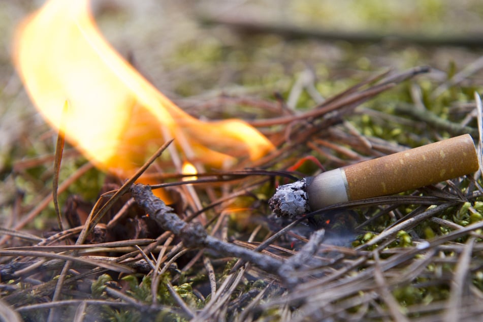 Eine Zigarettenkippe löste in einem Schacht in München ein Feuer aus. (Symbolbild)