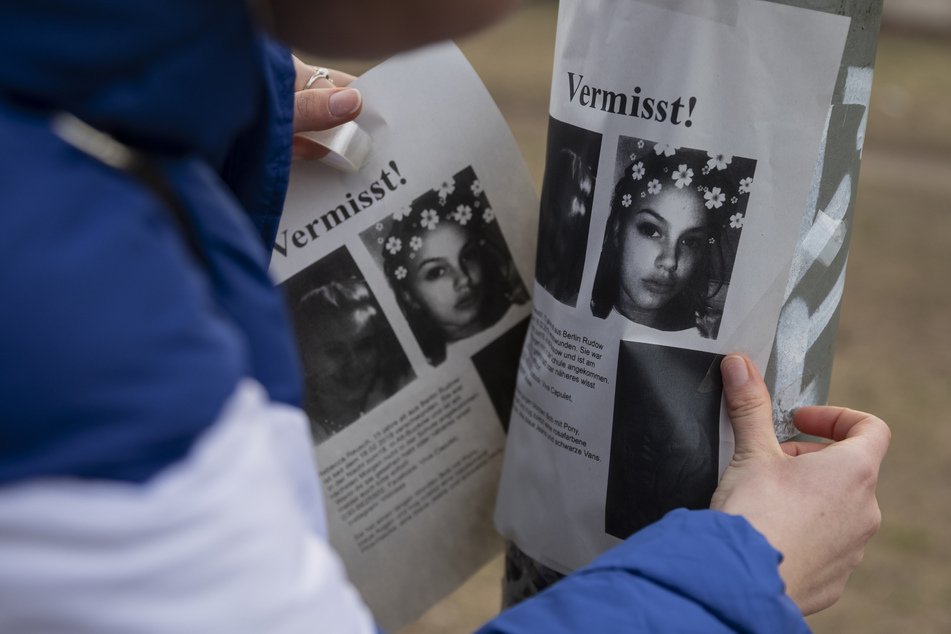 Mit Flugblättern wurde in Berlin nach dem vermissten Mädchen gesucht. (Archivbild)