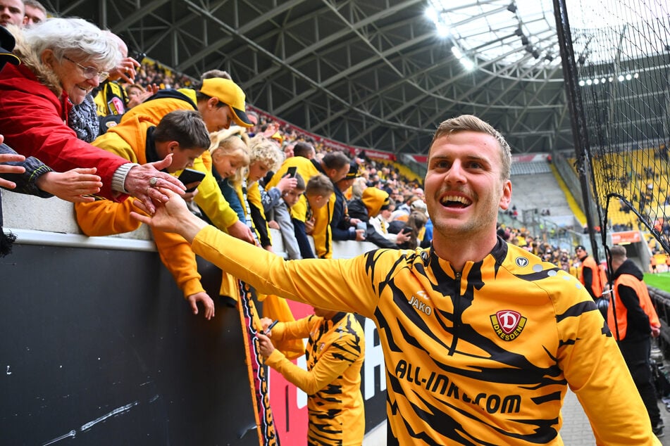 Nach dem Spiel klatschte Christoph Daferner (27) mit den SGD-Fans an - nicht zum letzten Mal, denn der Stürmer bleibt bei Dynamo!