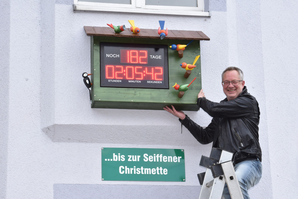 Initiator Tino Günther (57) am neuen Weihnachts-Countdown in Seiffen.
