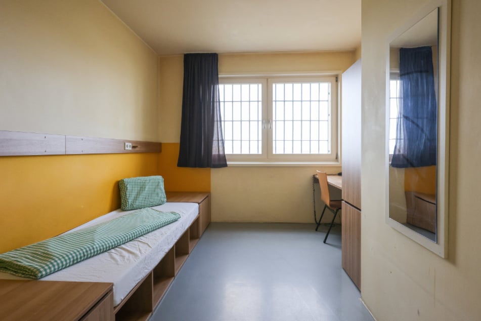 Blick in einen Raum der Suchttherapiestation der JVA Chemnitz.