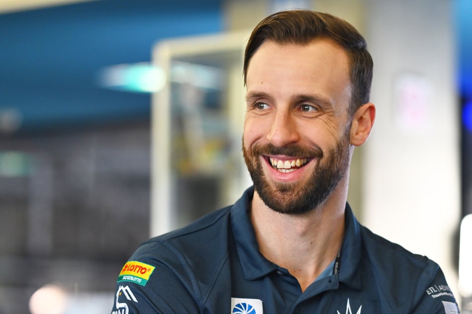 Goalie Janick Schwendener (33) bleibt bei den Dresdner Eislöwen.